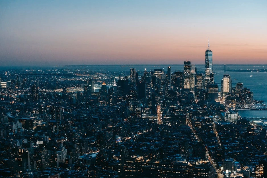 Veduta aerea di un distretto finanziario moderno al tramonto